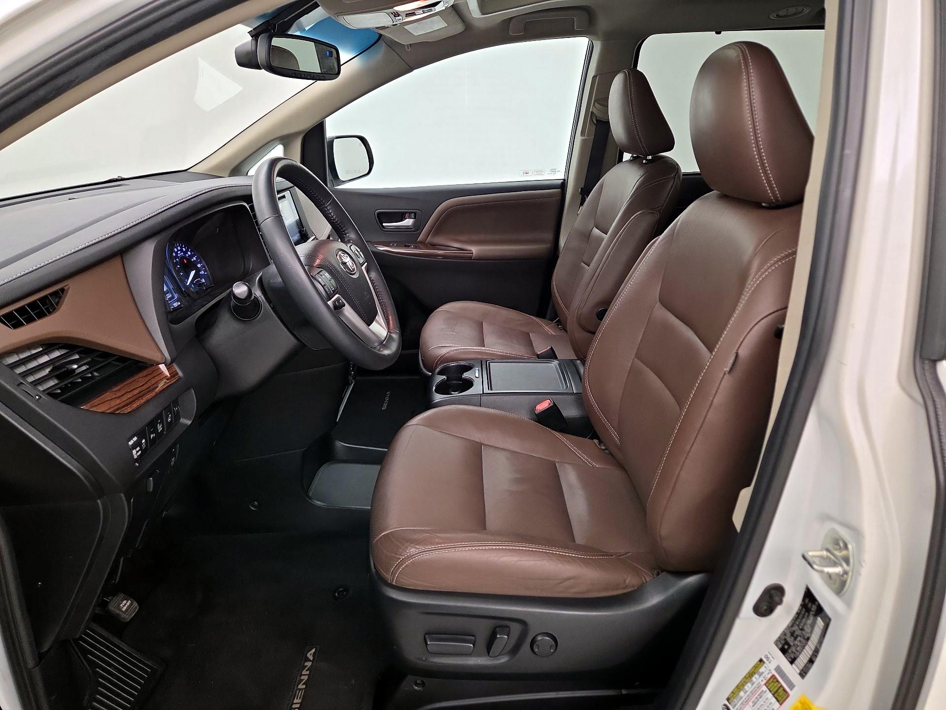 Thumbnail: 2015 Toyota Sienna - 9