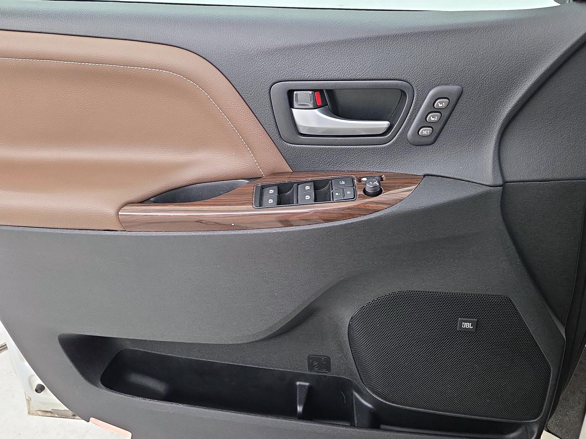 Thumbnail: 2015 Toyota Sienna - 10