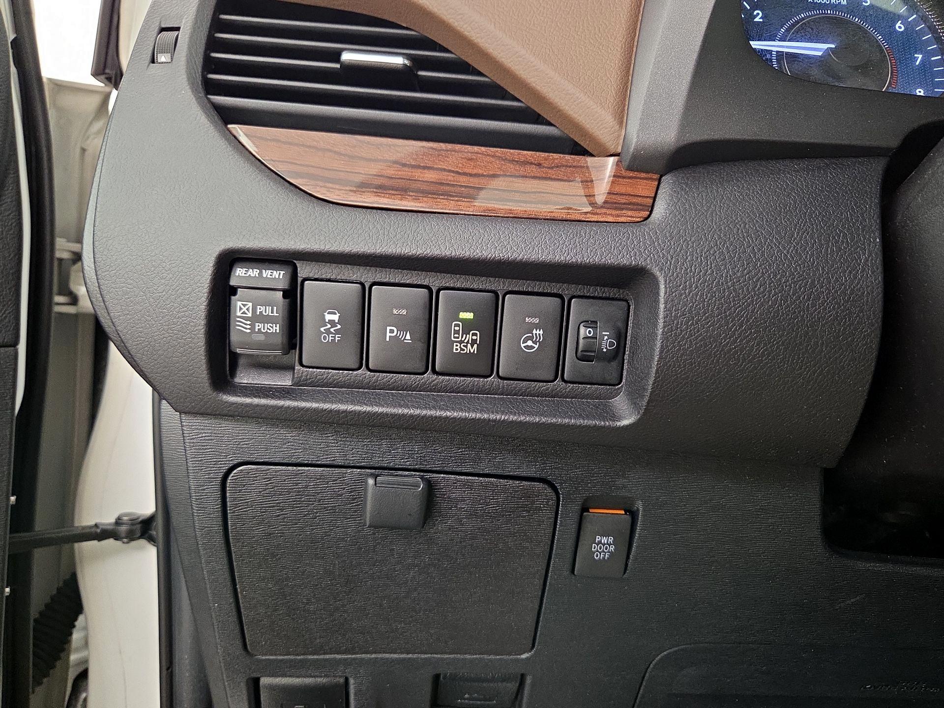 Thumbnail: 2015 Toyota Sienna - 11