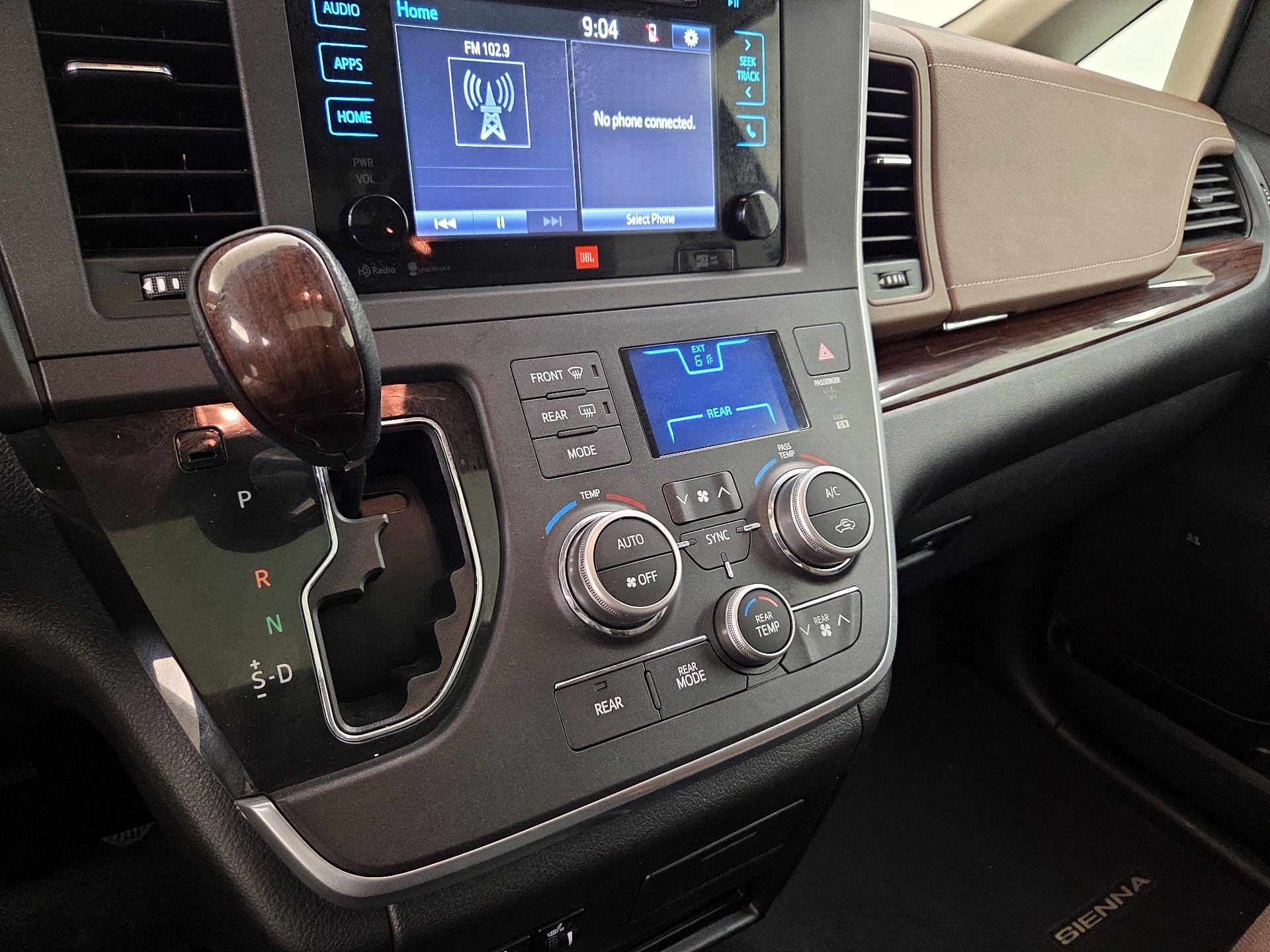 Thumbnail: 2015 Toyota Sienna - 14