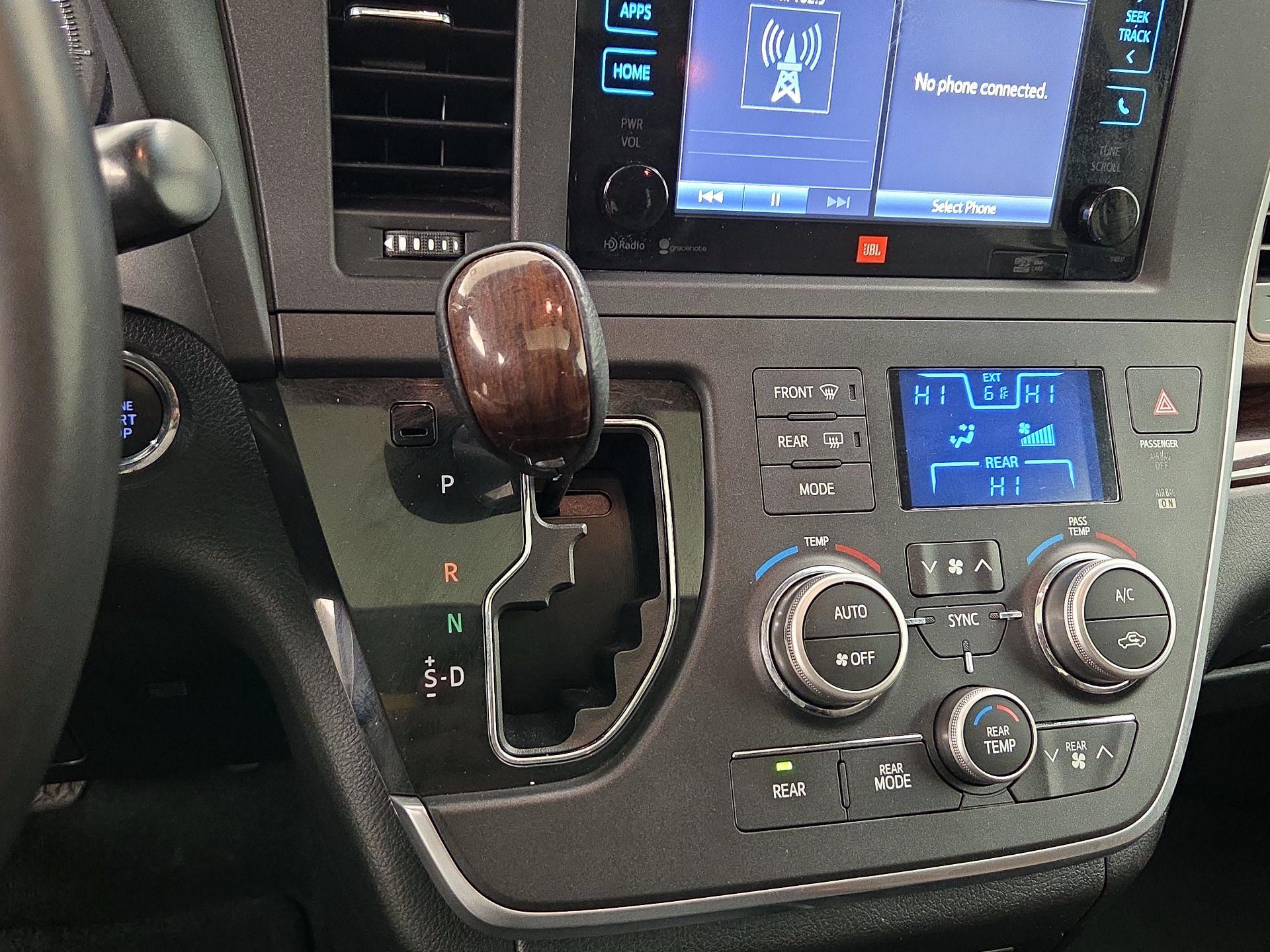 Thumbnail: 2015 Toyota Sienna - 15