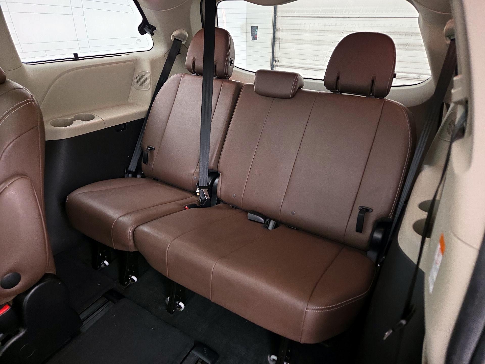 Thumbnail: 2015 Toyota Sienna - 19