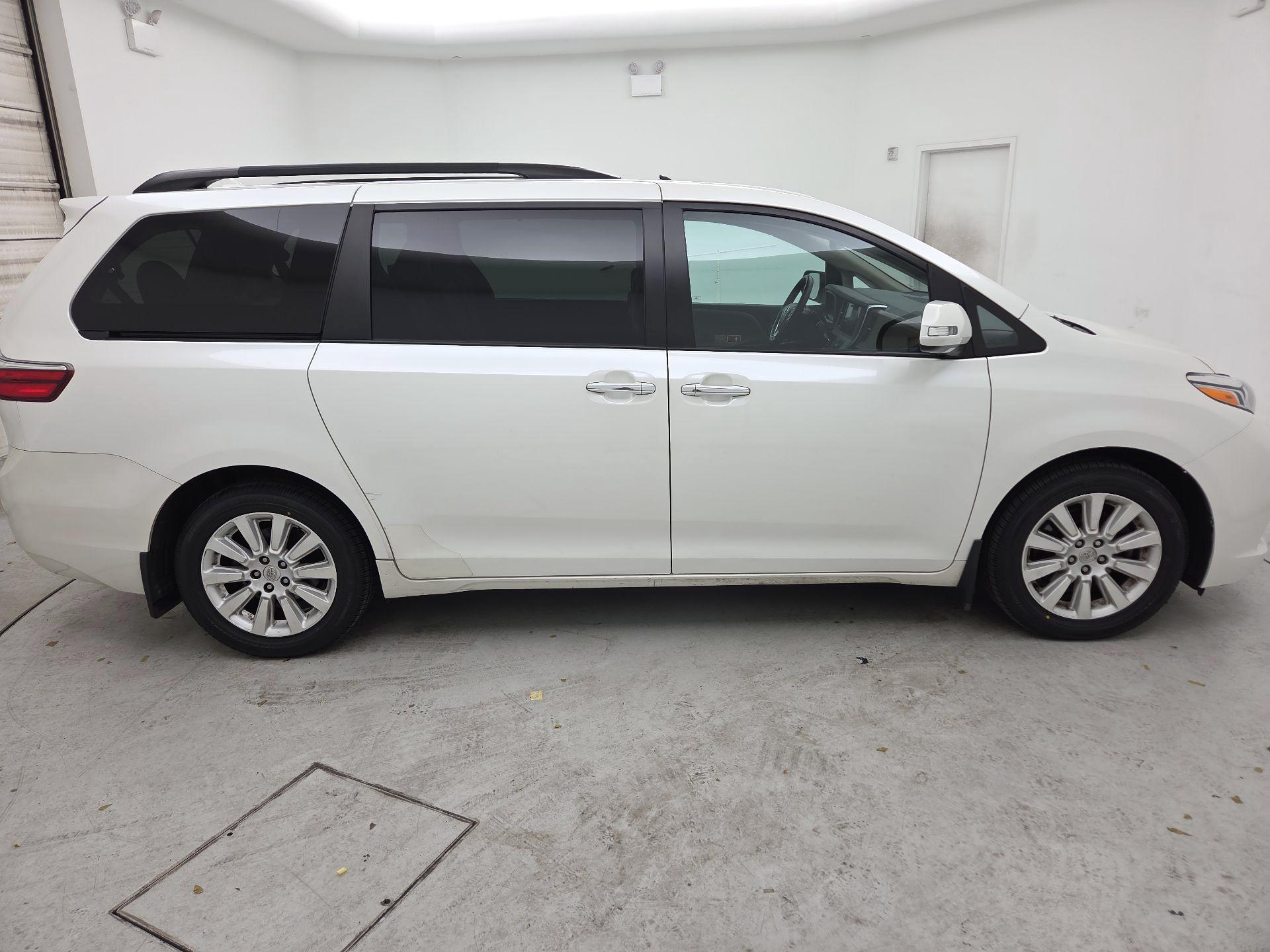 Thumbnail: 2015 Toyota Sienna - 4
