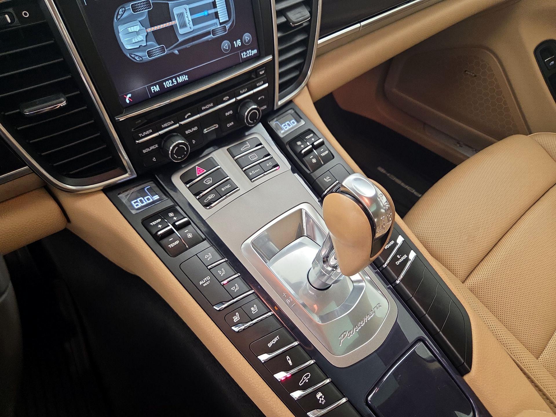 Thumbnail: 2015 Porsche Panamera - 17