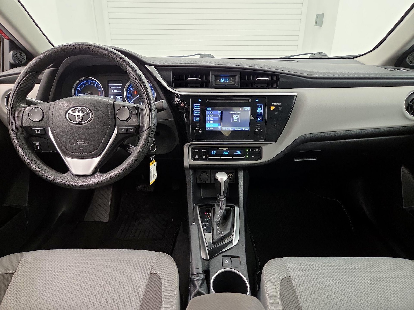 2017 Toyota Corolla LE - Photo 10