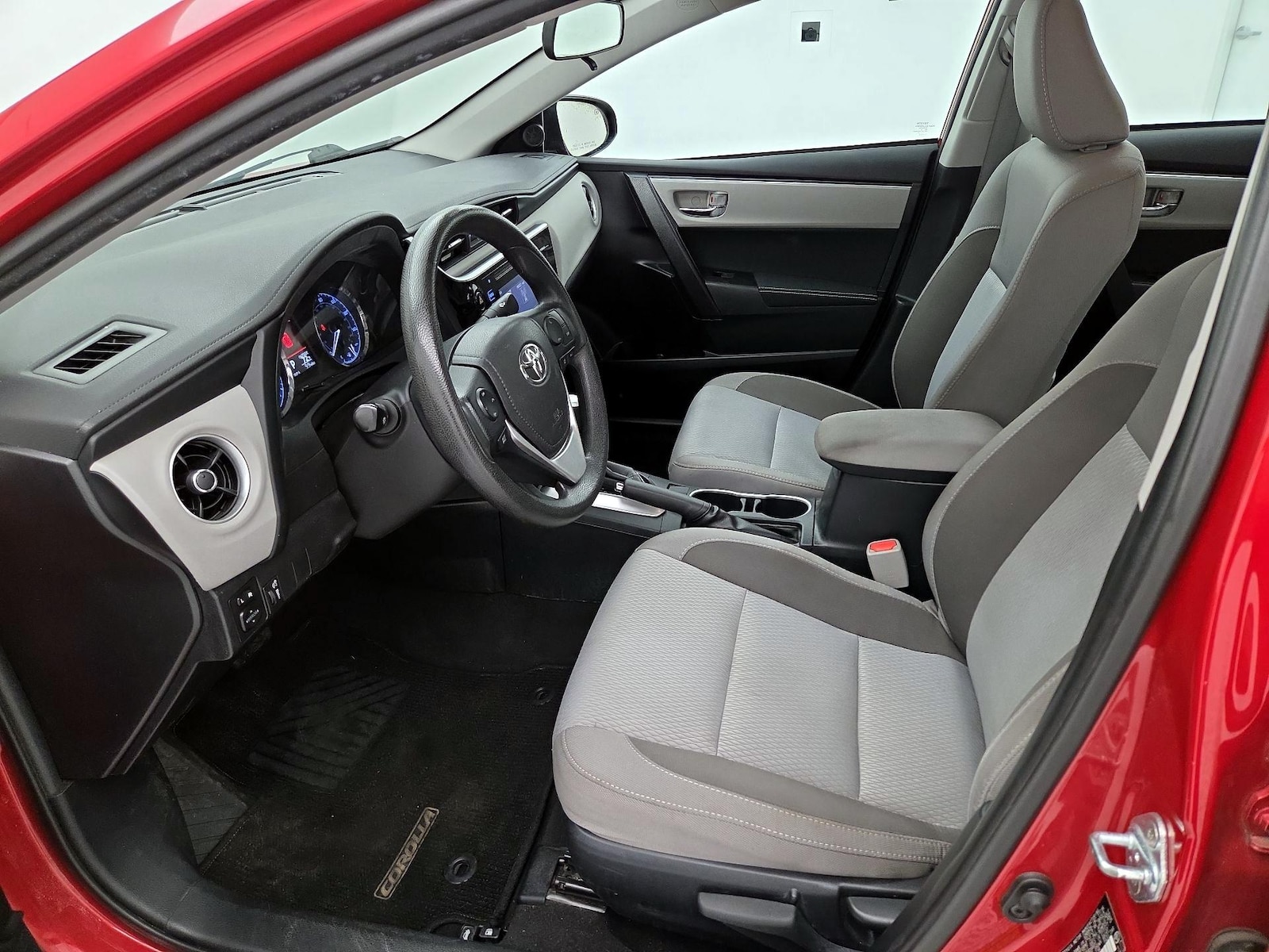 2017 Toyota Corolla LE - Photo 12