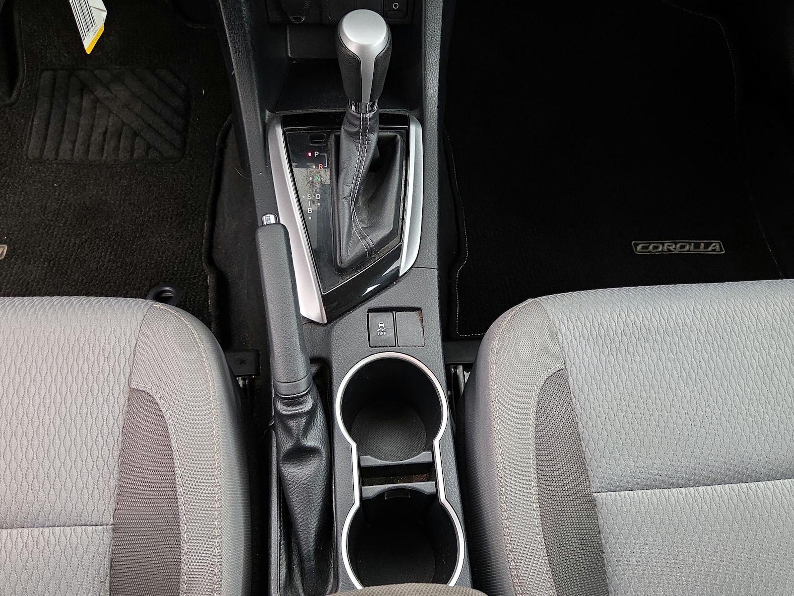 2017 Toyota Corolla LE - Photo 18