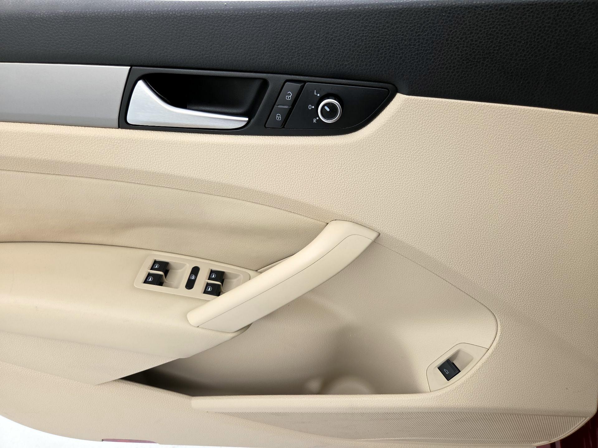 Thumbnail: 2015 Volkswagen Passat - 12