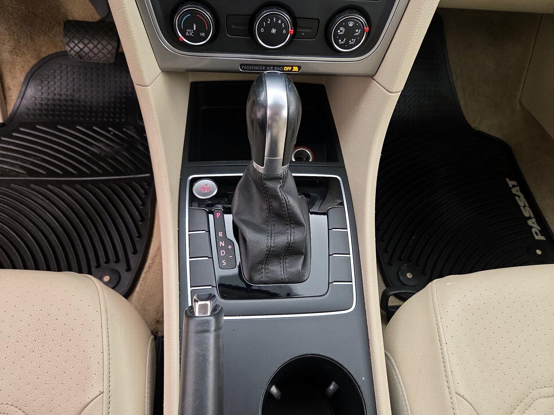 Thumbnail: 2015 Volkswagen Passat - 17