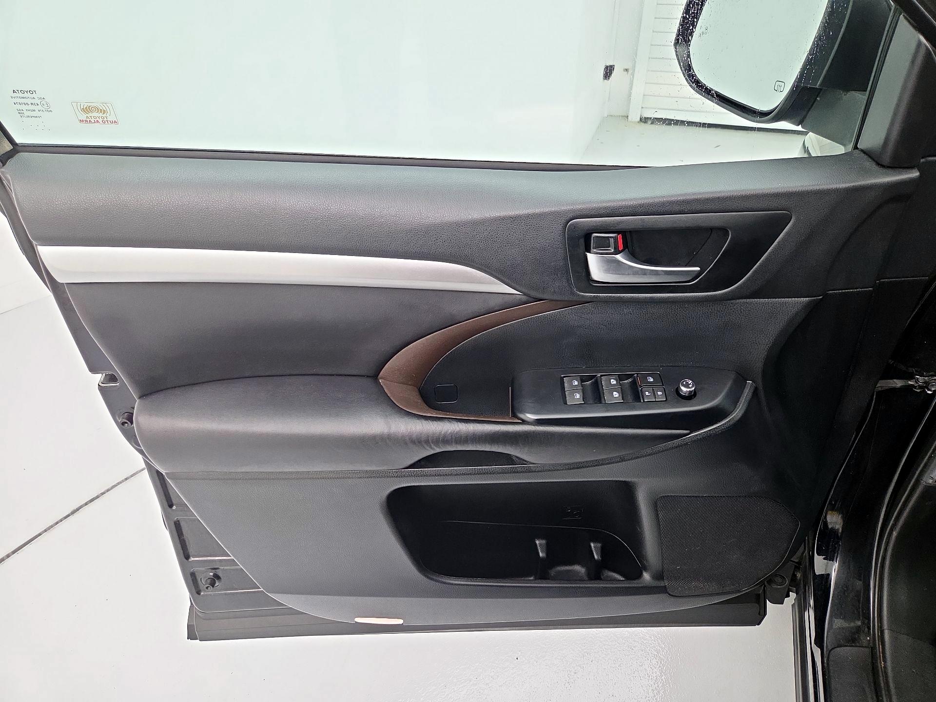Thumbnail: 2019 Toyota Highlander - 12