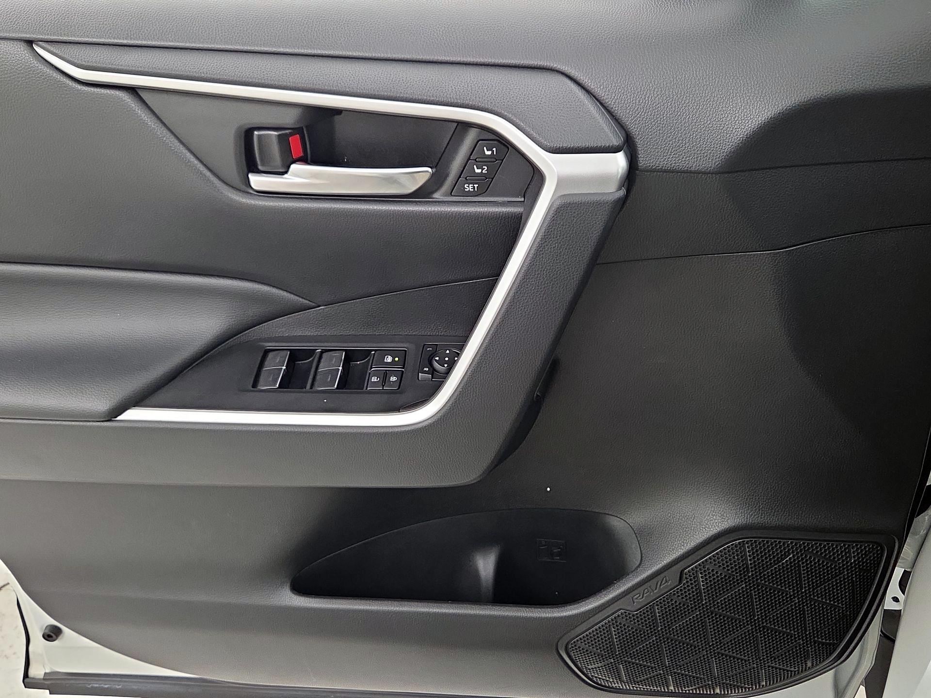 Thumbnail: 2022 Toyota RAV4 - 12