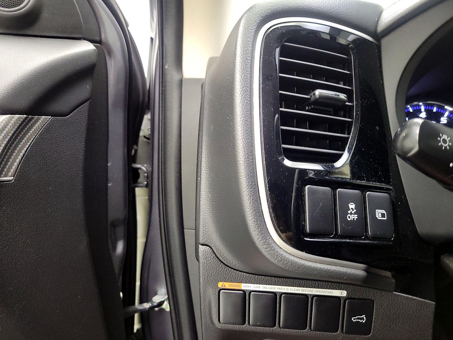 Thumbnail: 2019 Mitsubishi Outlander - 11