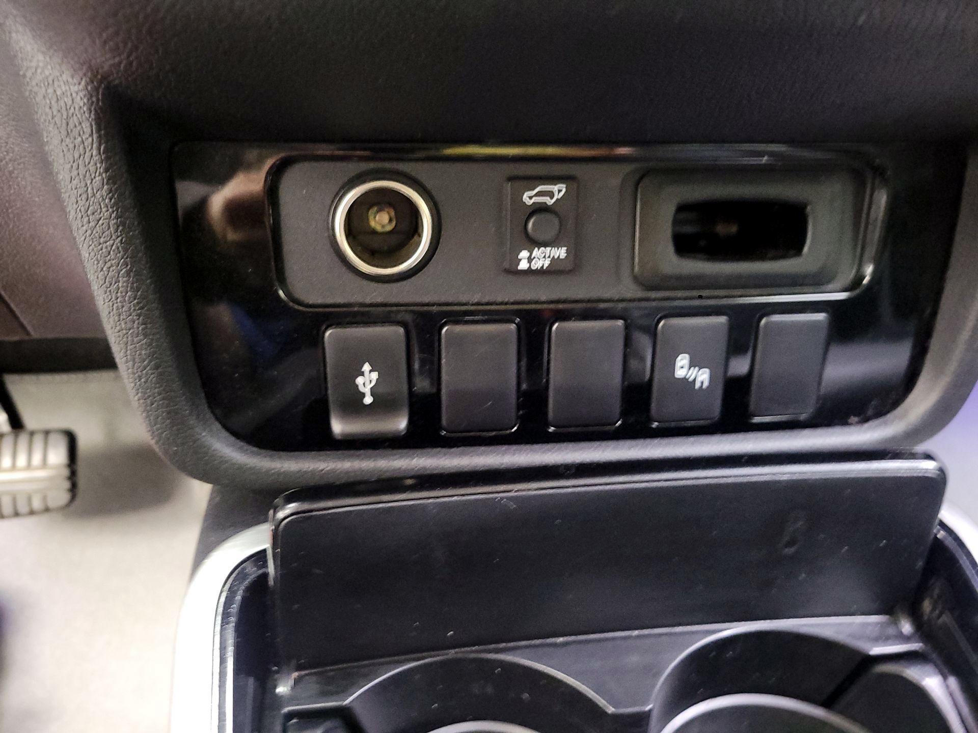 Thumbnail: 2019 Mitsubishi Outlander - 16