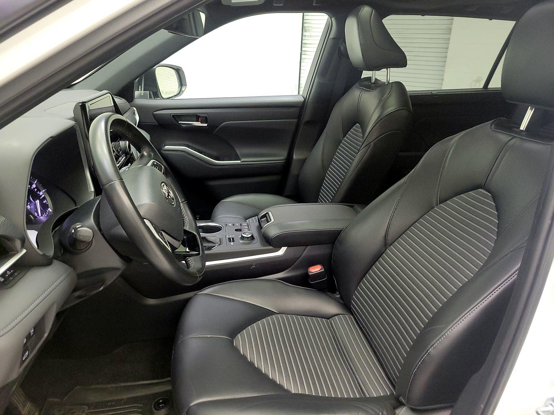 Thumbnail: 2023 Toyota Highlander - 9