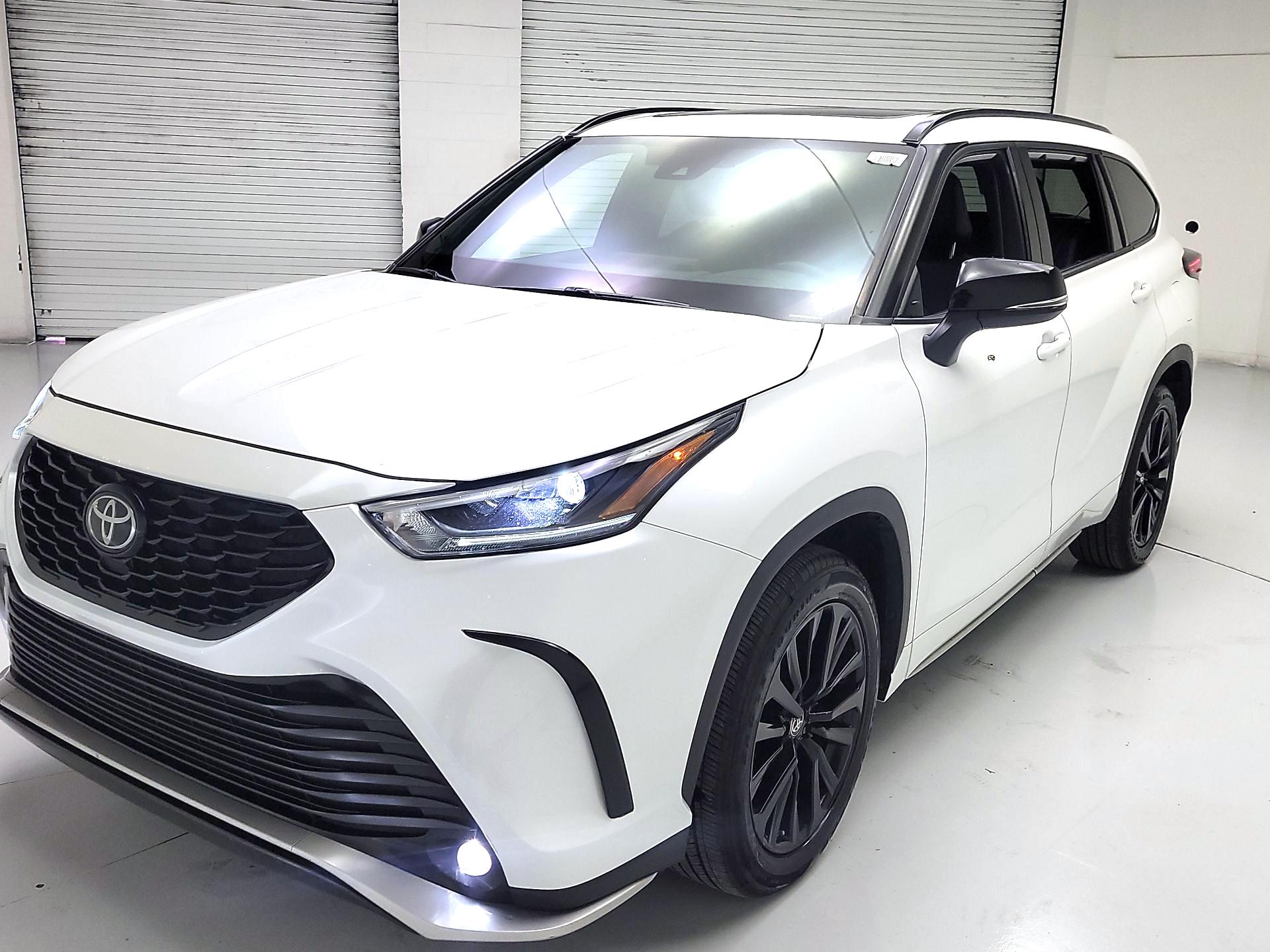 Thumbnail: 2023 Toyota Highlander - 3