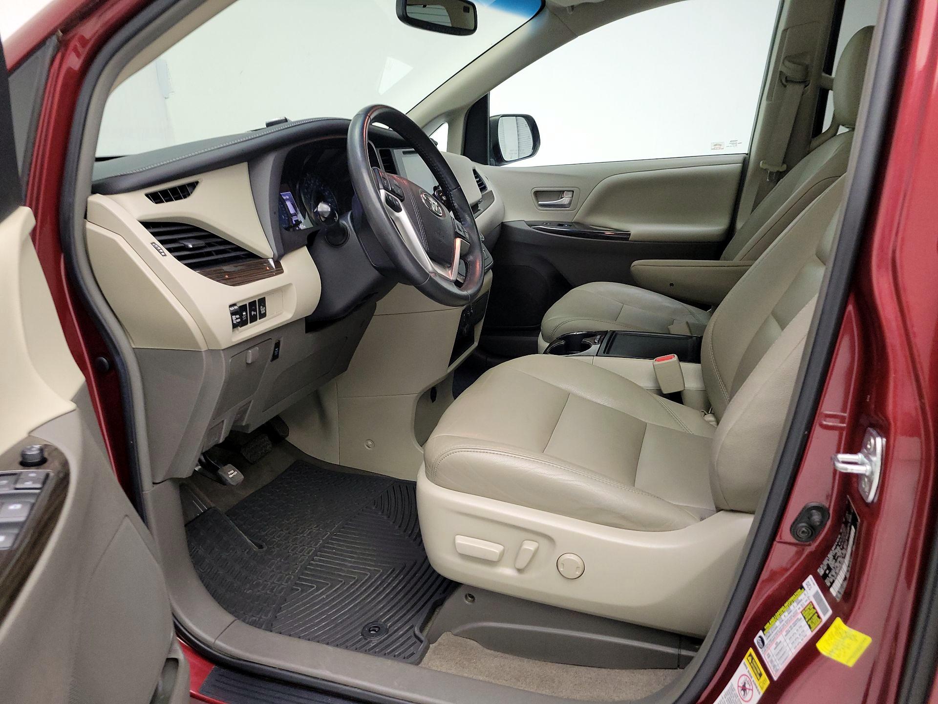 Thumbnail: 2017 Toyota Sienna - 9