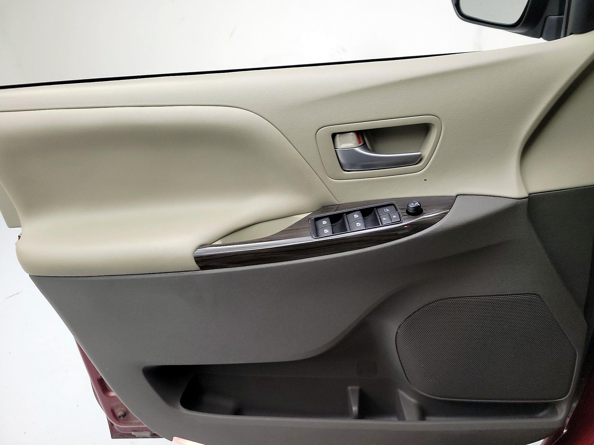 Thumbnail: 2017 Toyota Sienna - 10