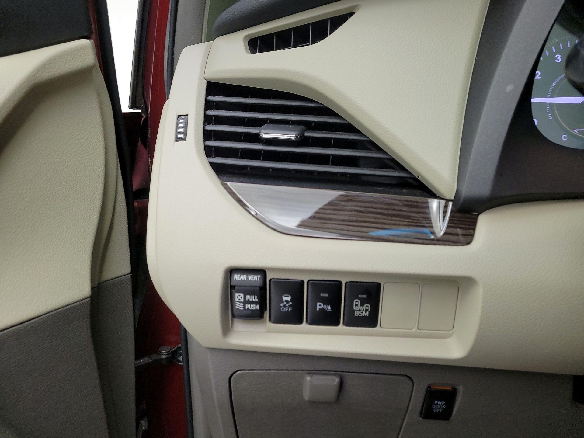 Thumbnail: 2017 Toyota Sienna - 11