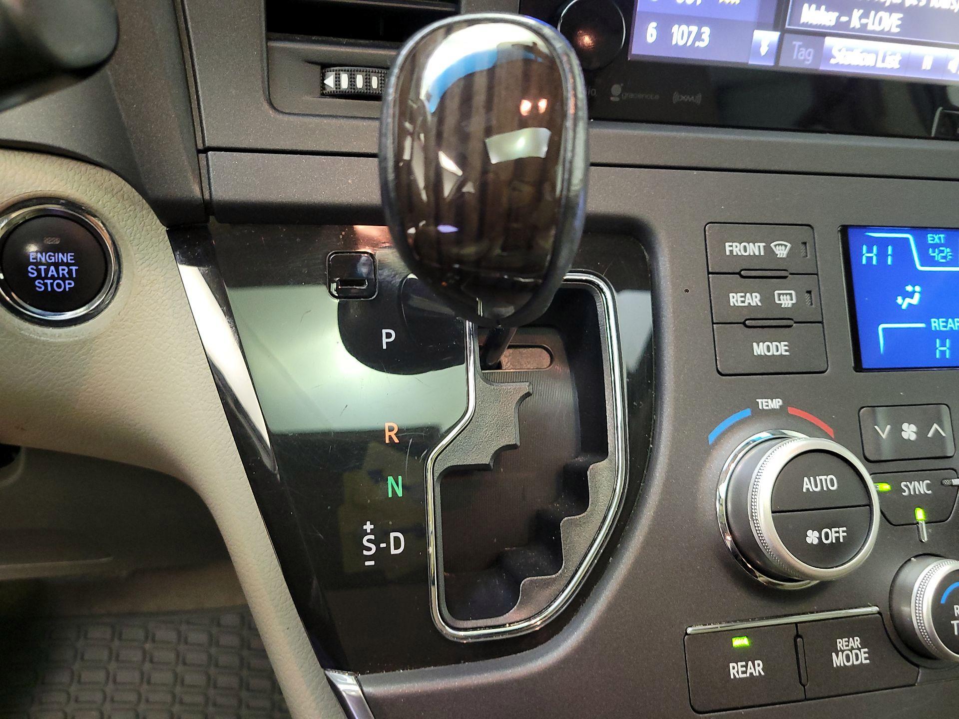 Thumbnail: 2017 Toyota Sienna - 15