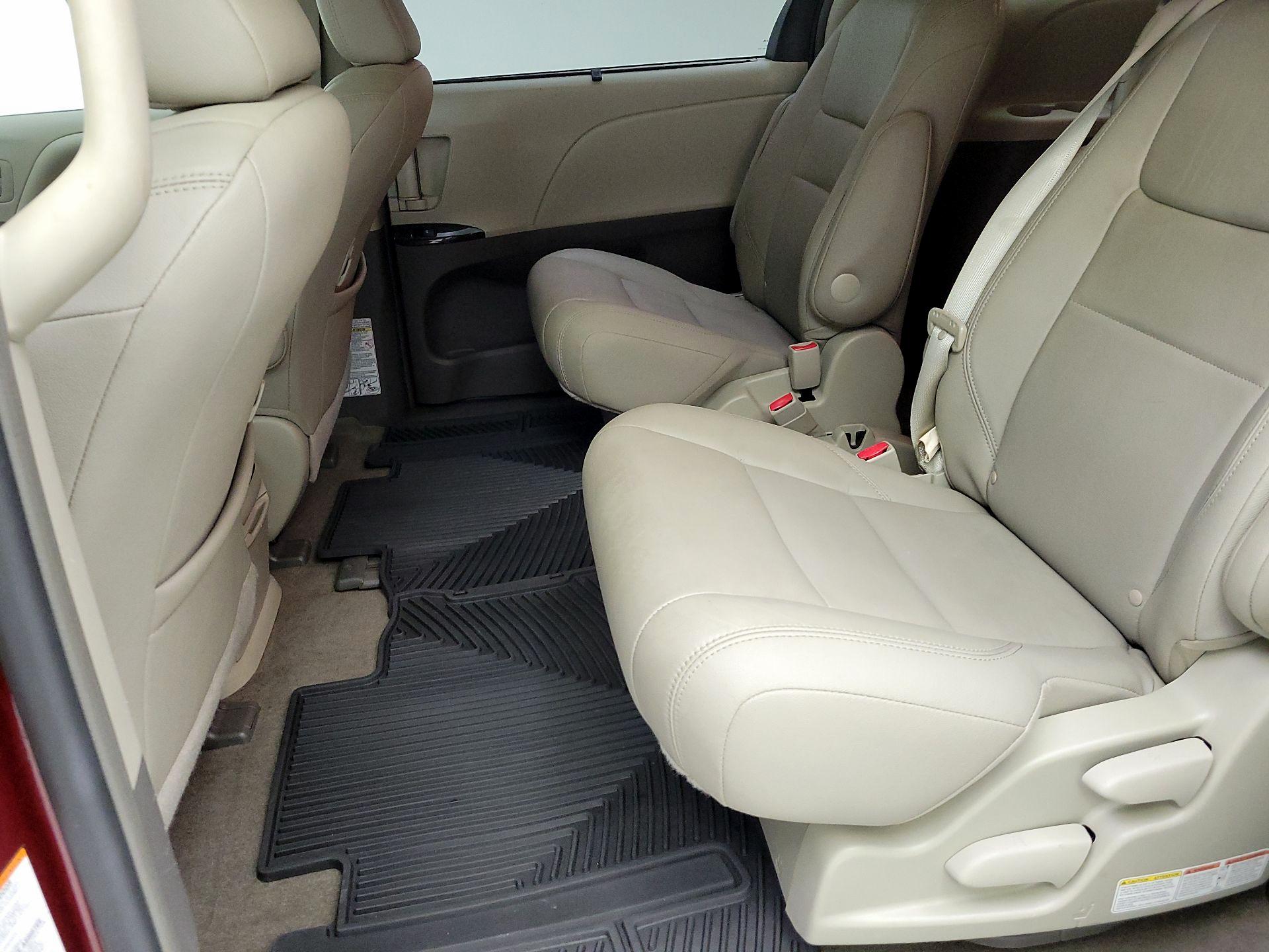 Thumbnail: 2017 Toyota Sienna - 17