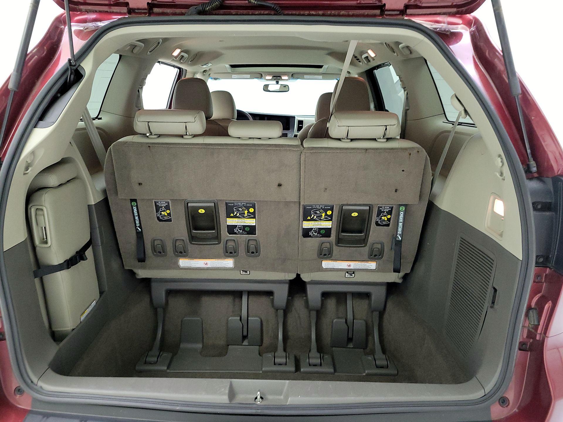 Thumbnail: 2017 Toyota Sienna - 18