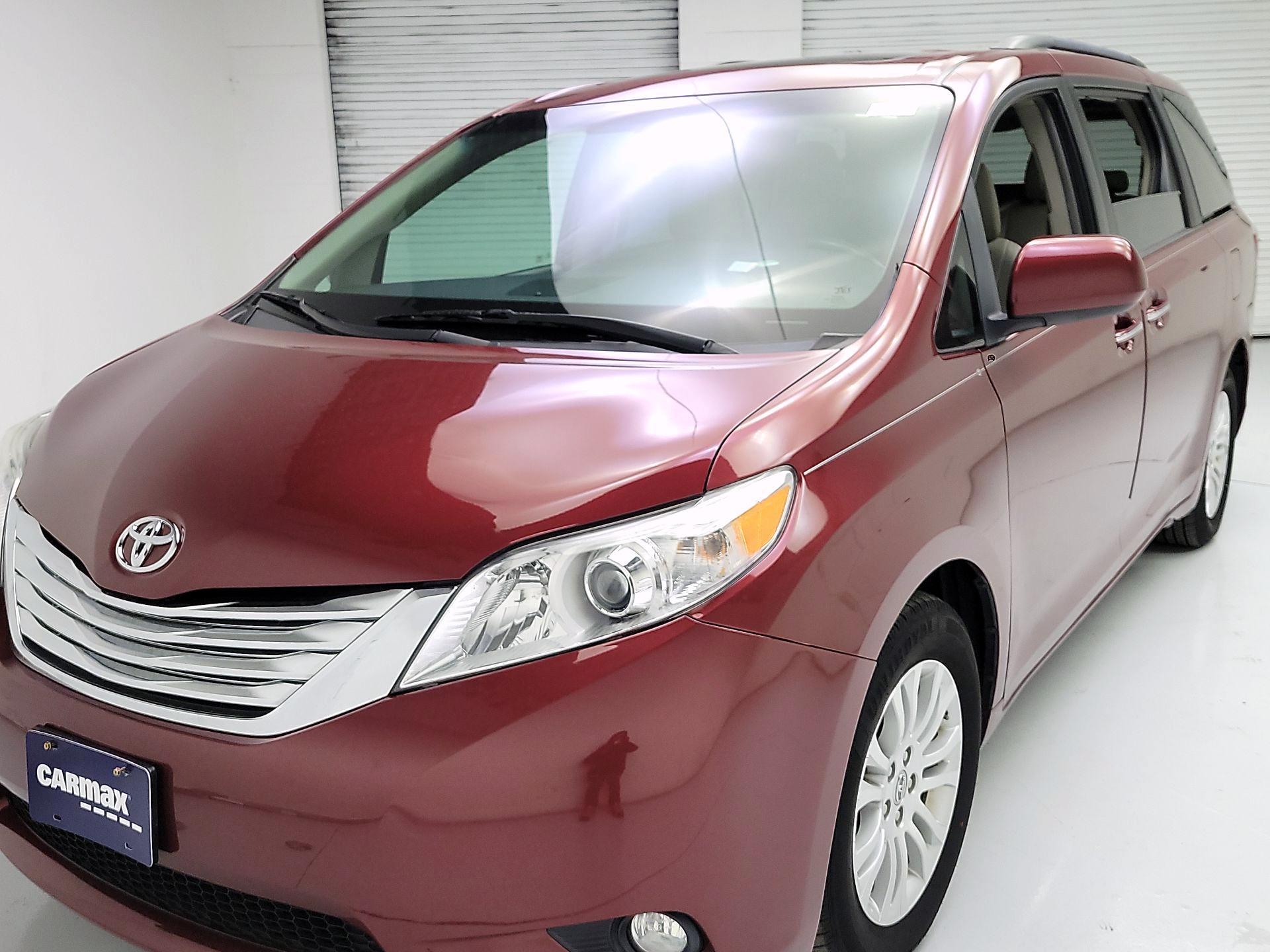Thumbnail: 2017 Toyota Sienna - 3