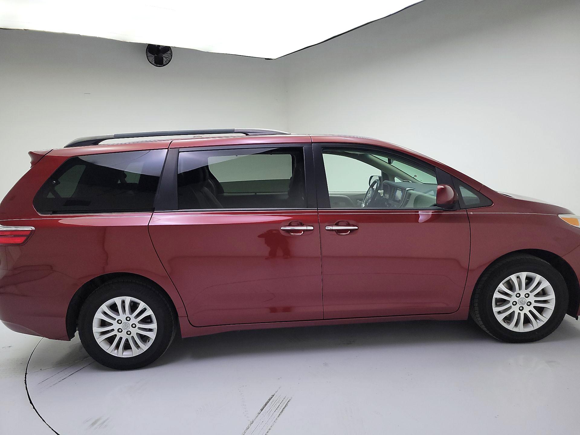 Thumbnail: 2017 Toyota Sienna - 4