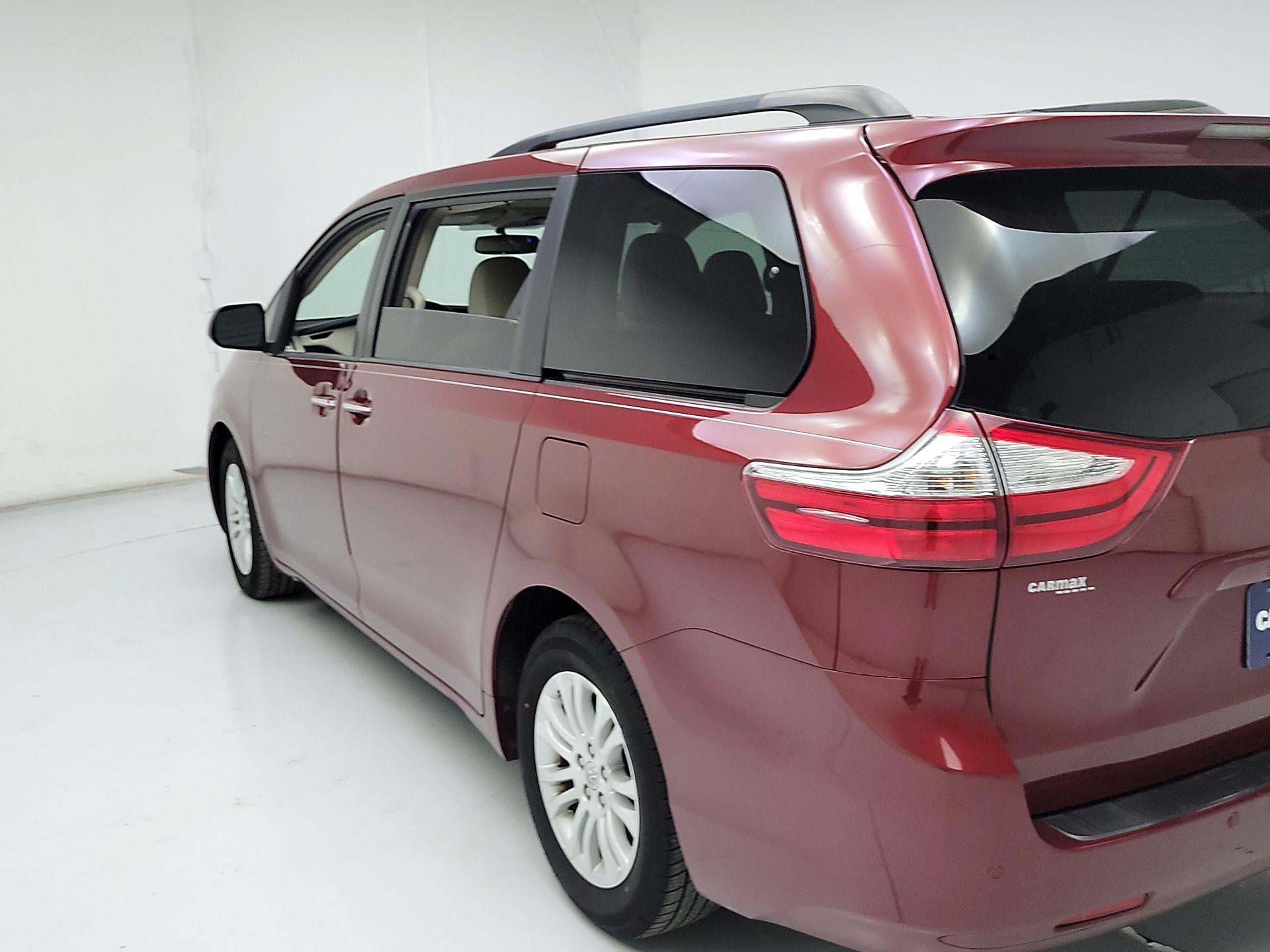 Thumbnail: 2017 Toyota Sienna - 7