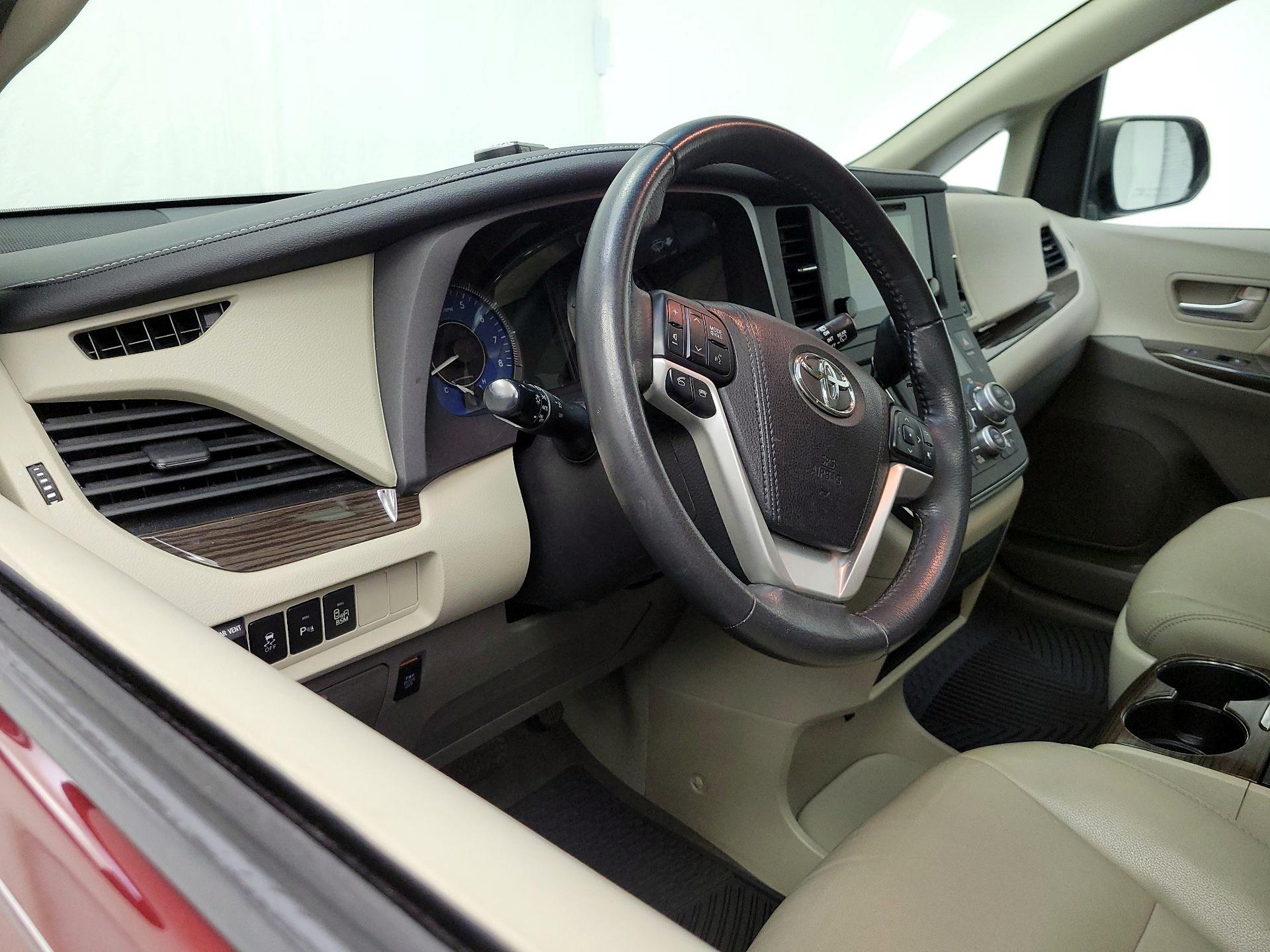 Thumbnail: 2017 Toyota Sienna - 8