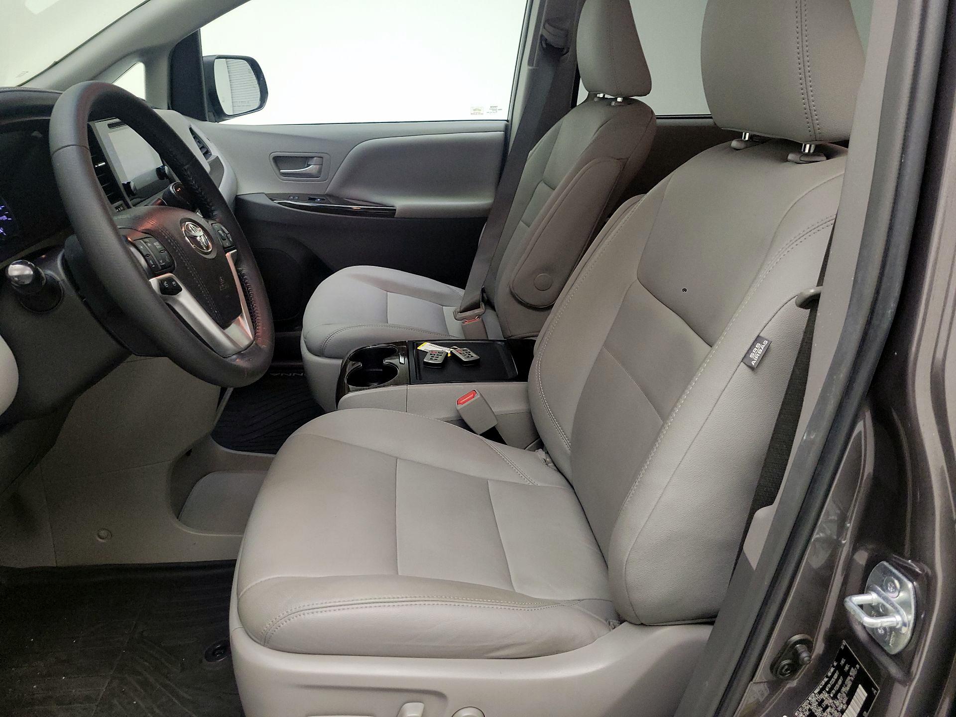 Thumbnail: 2017 Toyota Sienna - 9