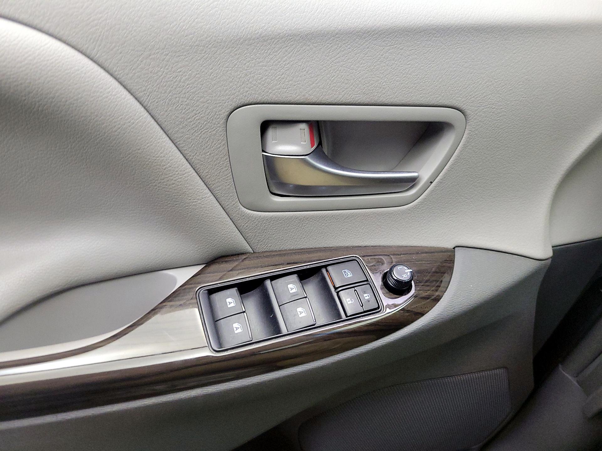 Thumbnail: 2017 Toyota Sienna - 10