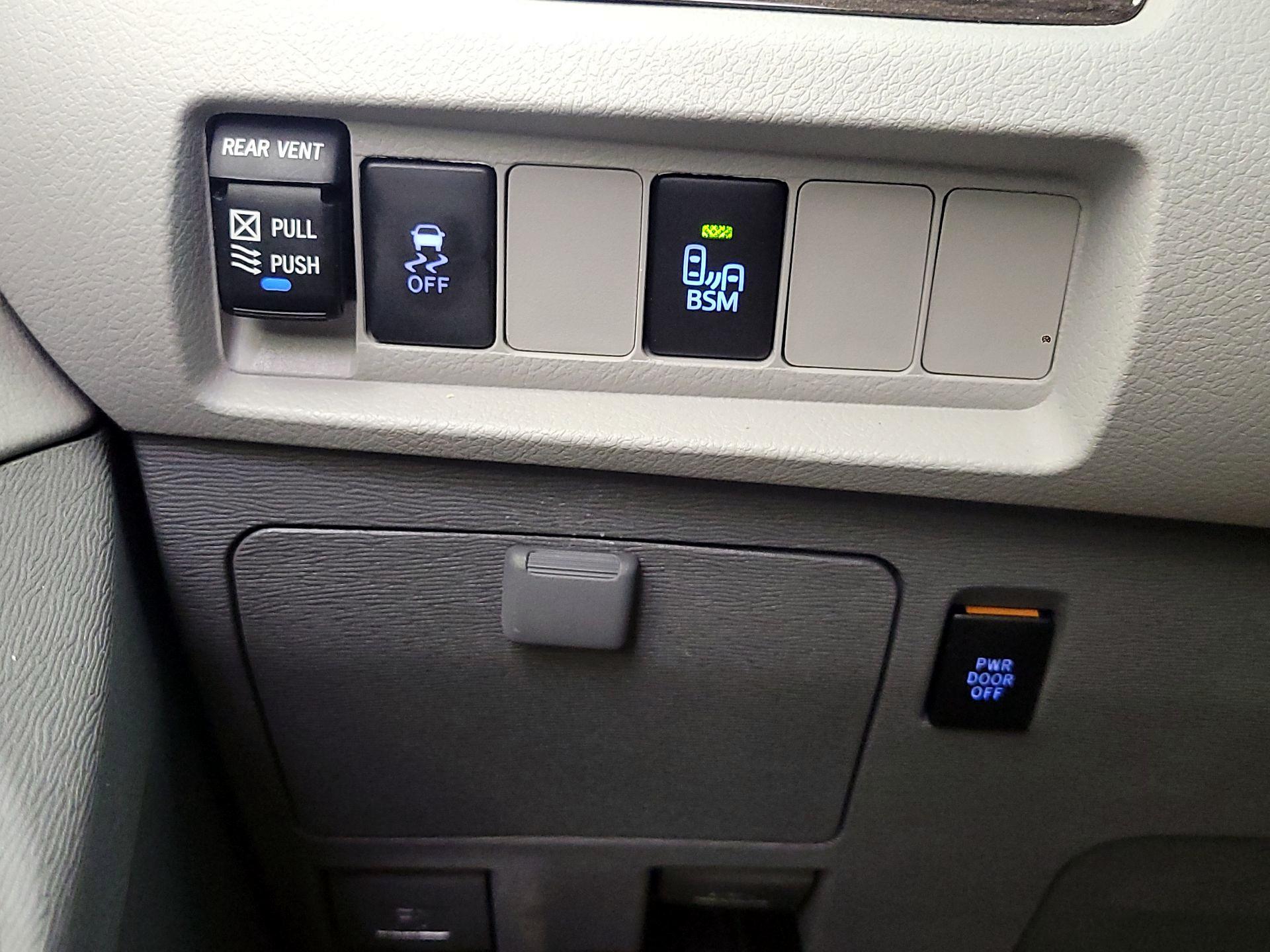 Thumbnail: 2017 Toyota Sienna - 11