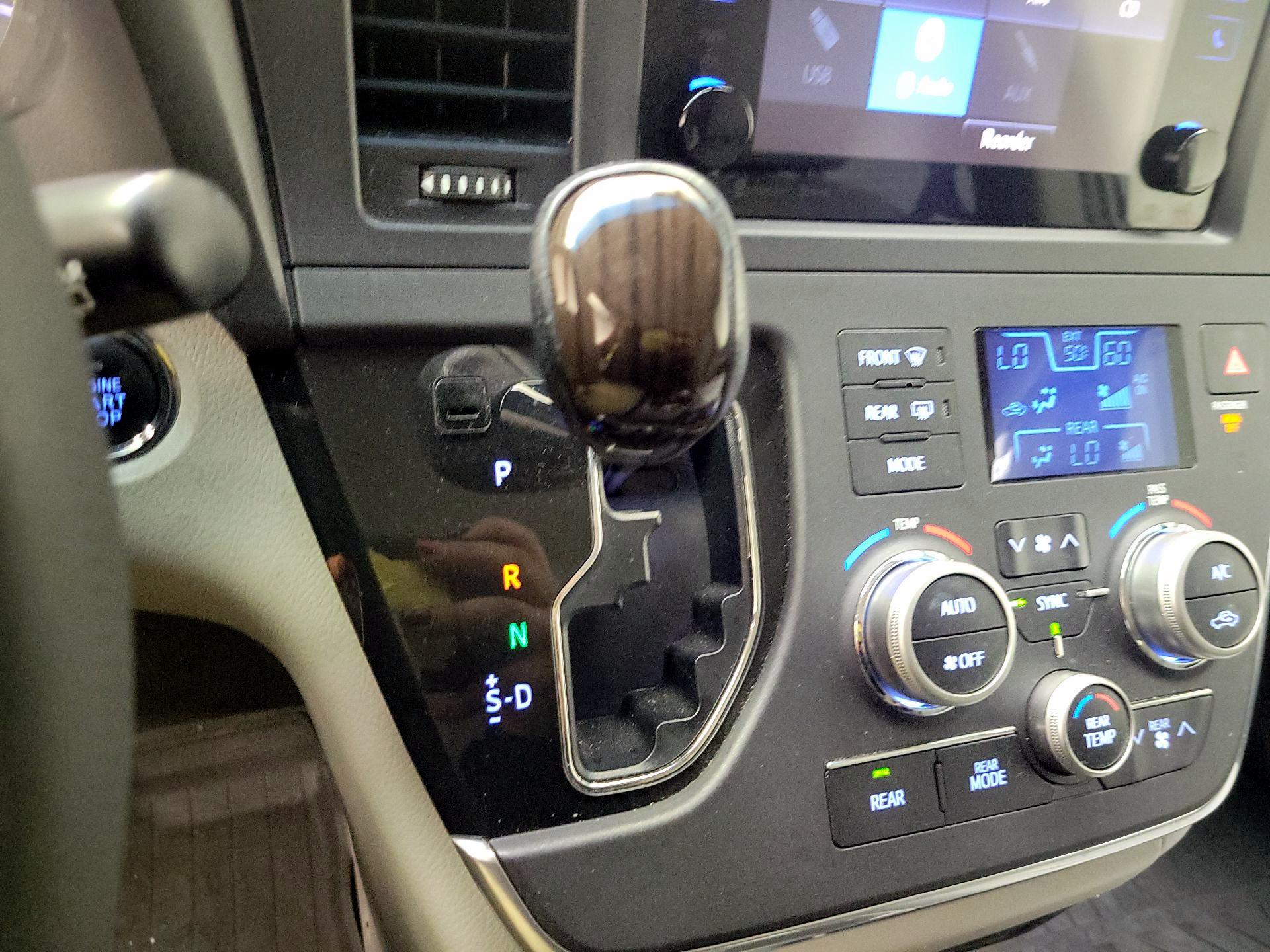 Thumbnail: 2017 Toyota Sienna - 15