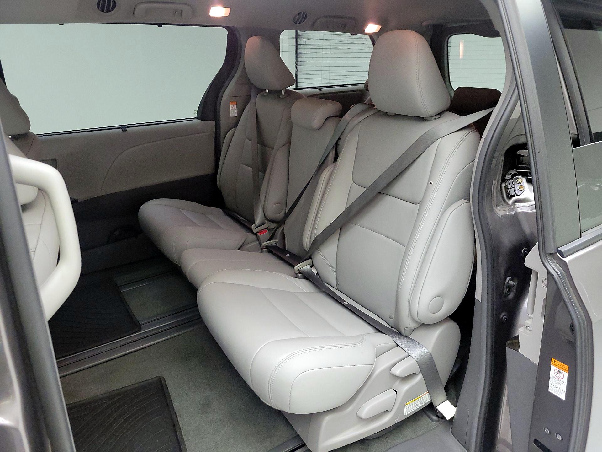 Thumbnail: 2017 Toyota Sienna - 18