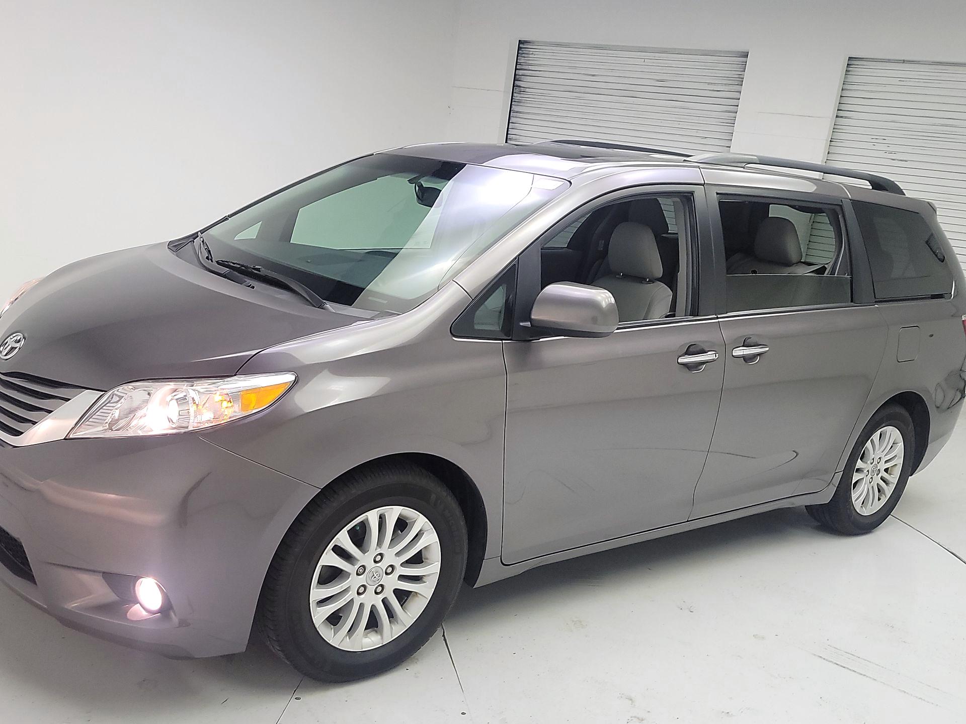 Thumbnail: 2017 Toyota Sienna - 3