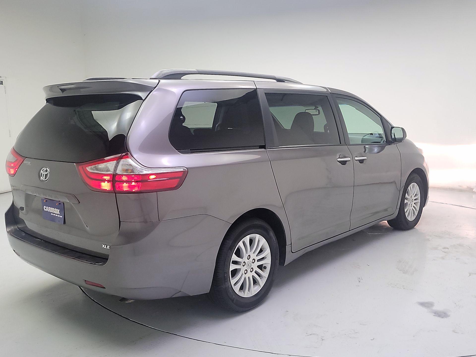 Thumbnail: 2017 Toyota Sienna - 5
