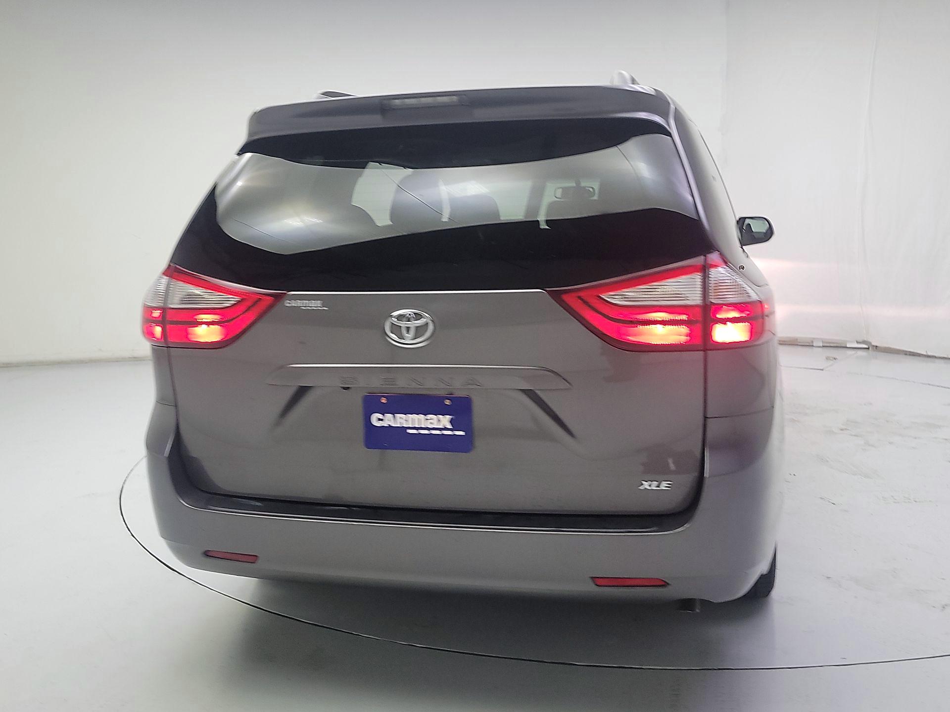 Thumbnail: 2017 Toyota Sienna - 6