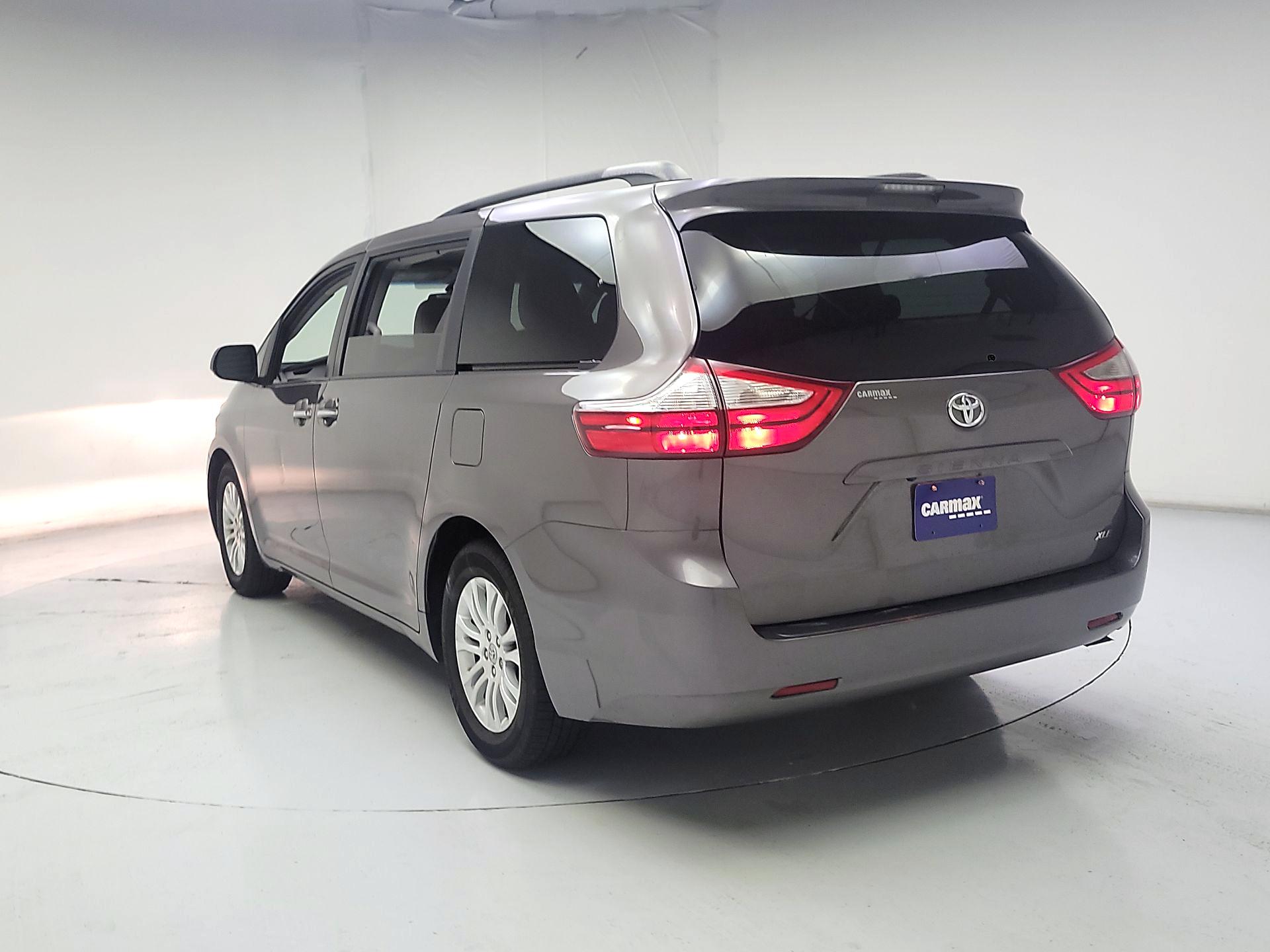 Thumbnail: 2017 Toyota Sienna - 7