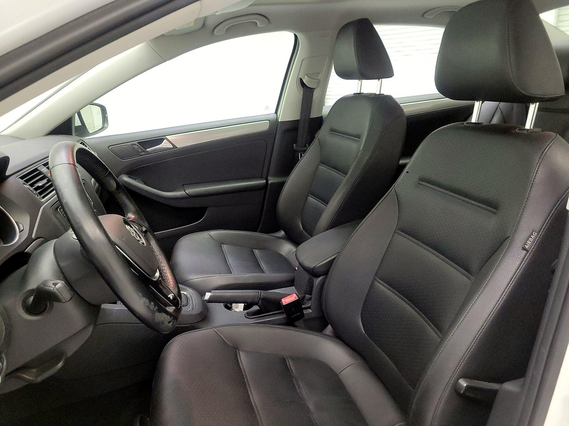 Thumbnail: 2017 Volkswagen Jetta - 9