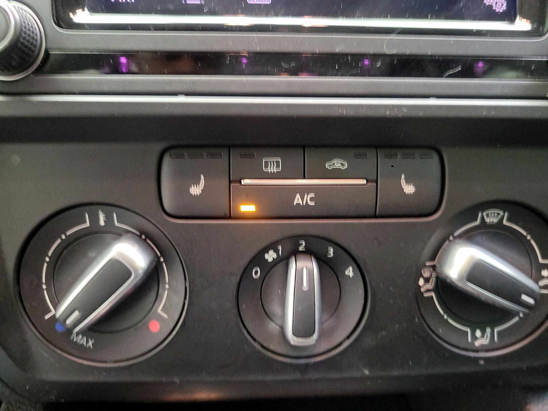 Thumbnail: 2017 Volkswagen Jetta - 14