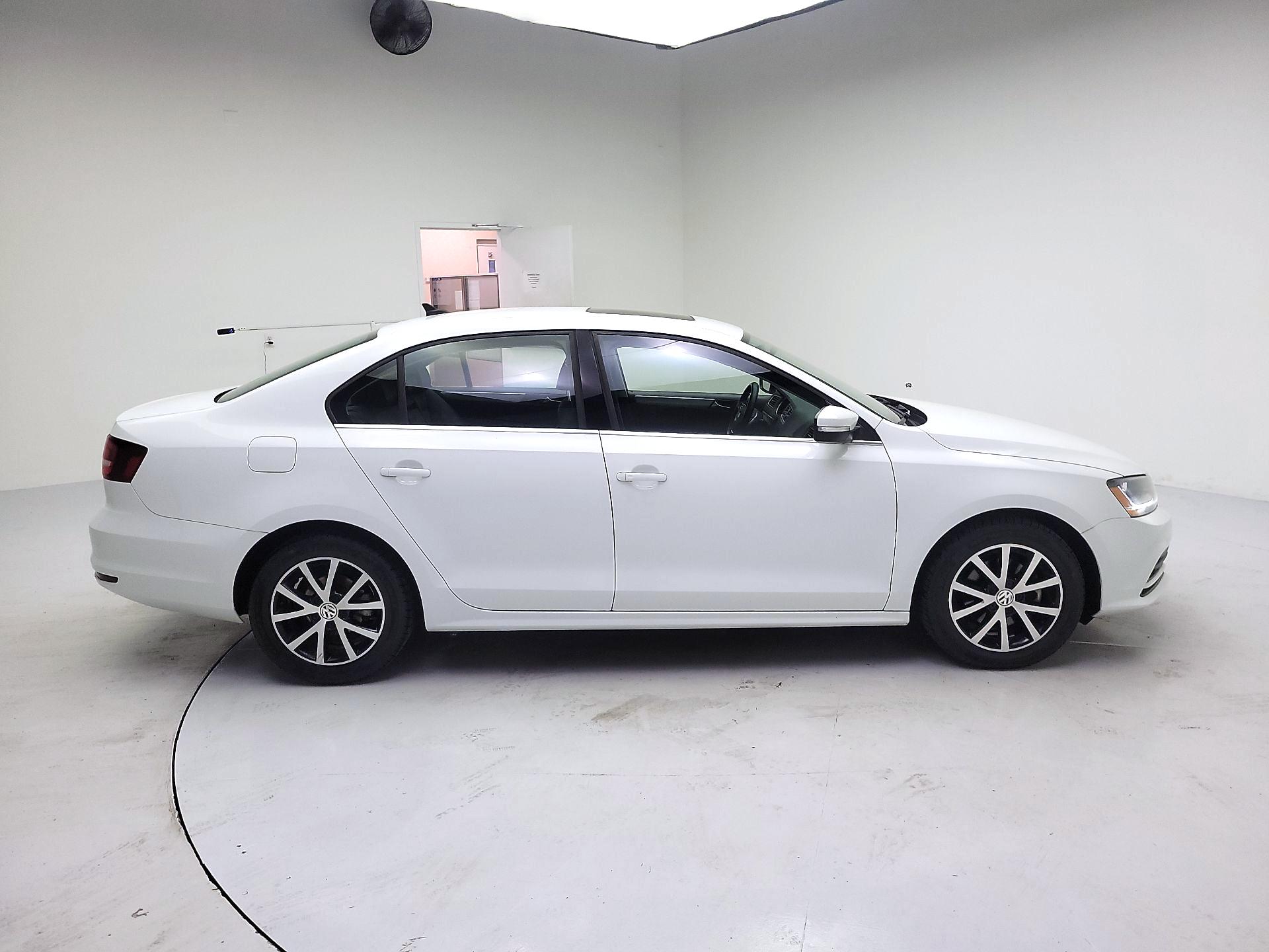 Thumbnail: 2017 Volkswagen Jetta - 4