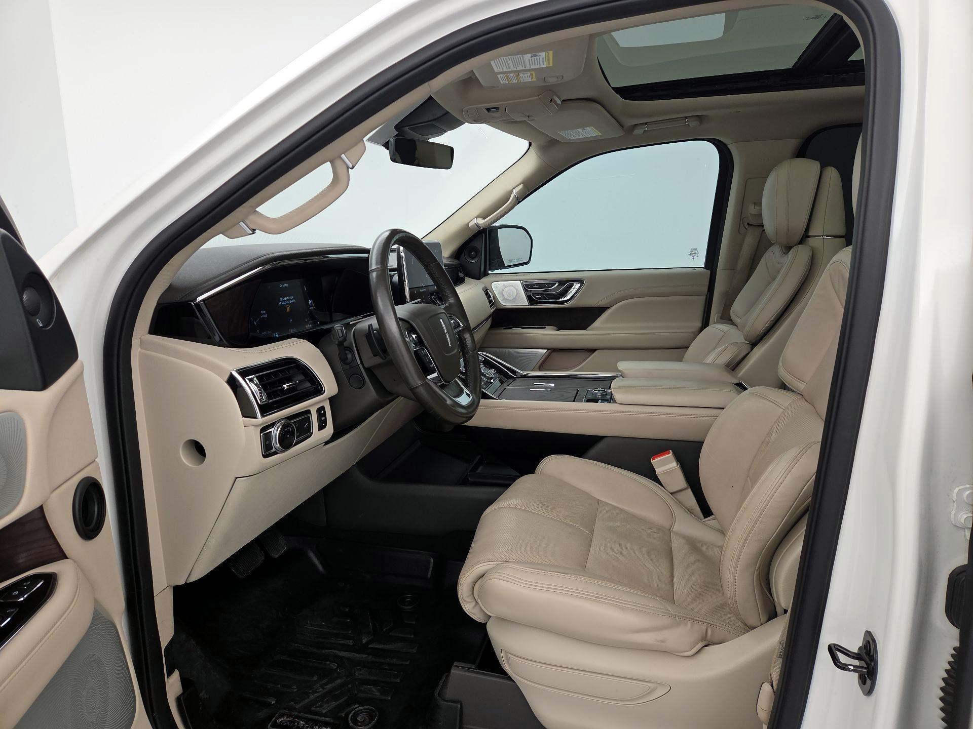Thumbnail: 2021 Lincoln Navigator L - 11