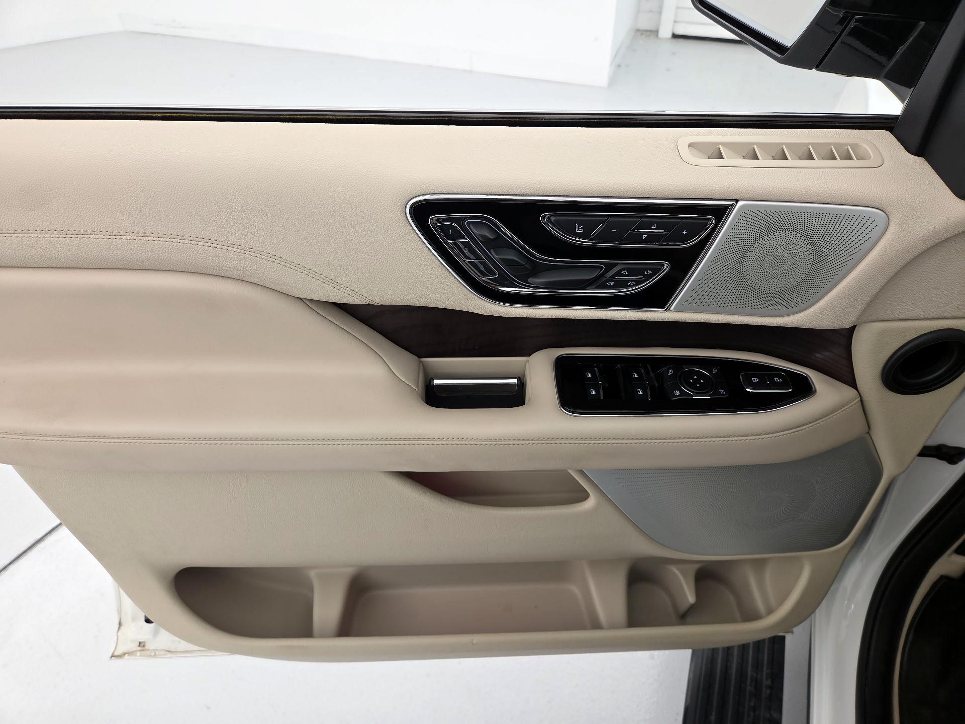 Thumbnail: 2021 Lincoln Navigator L - 12