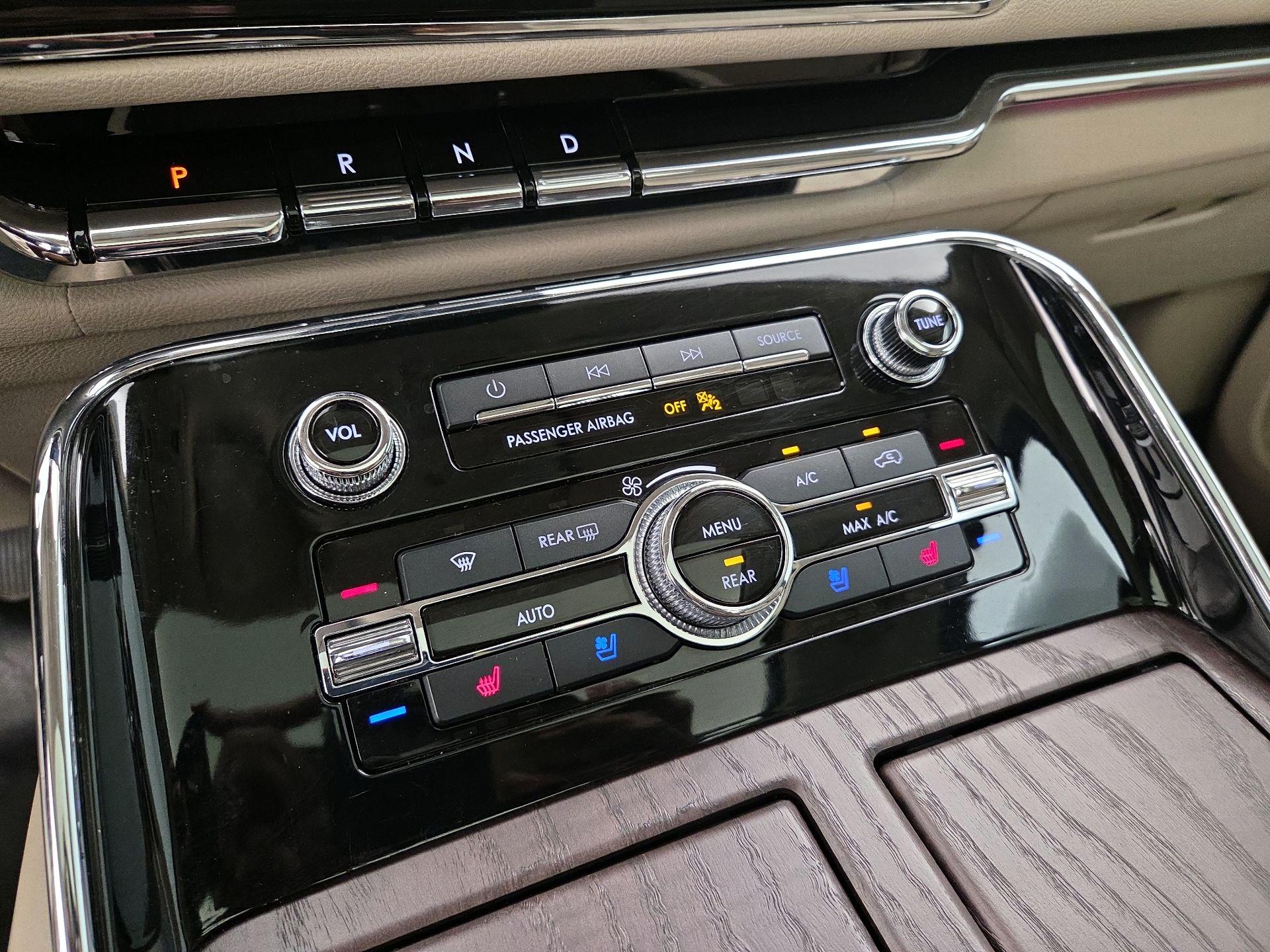 Thumbnail: 2021 Lincoln Navigator L - 17