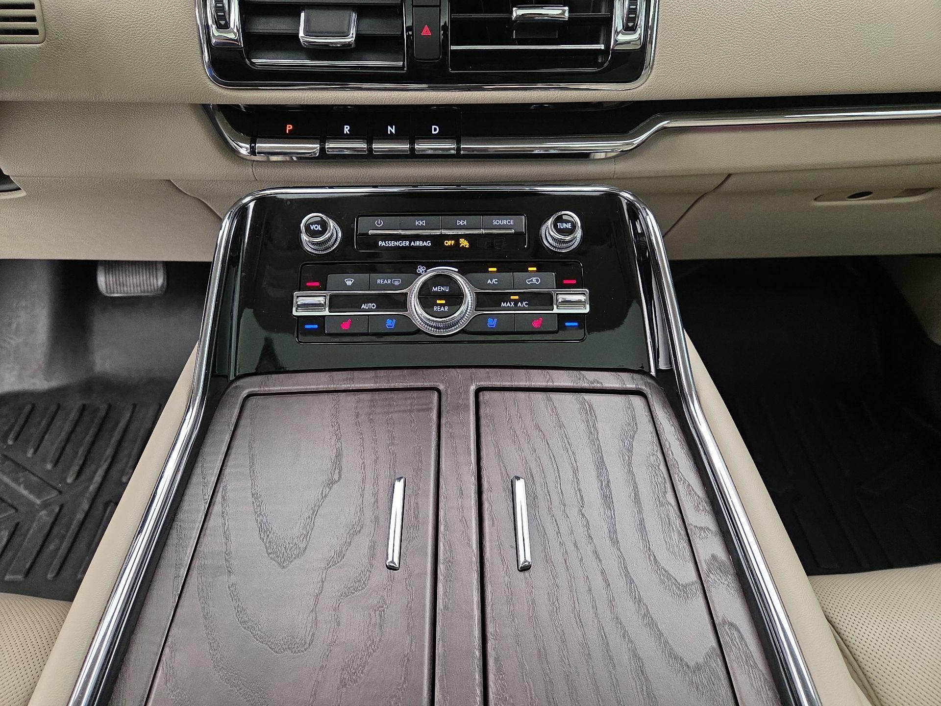 Thumbnail: 2021 Lincoln Navigator L - 18