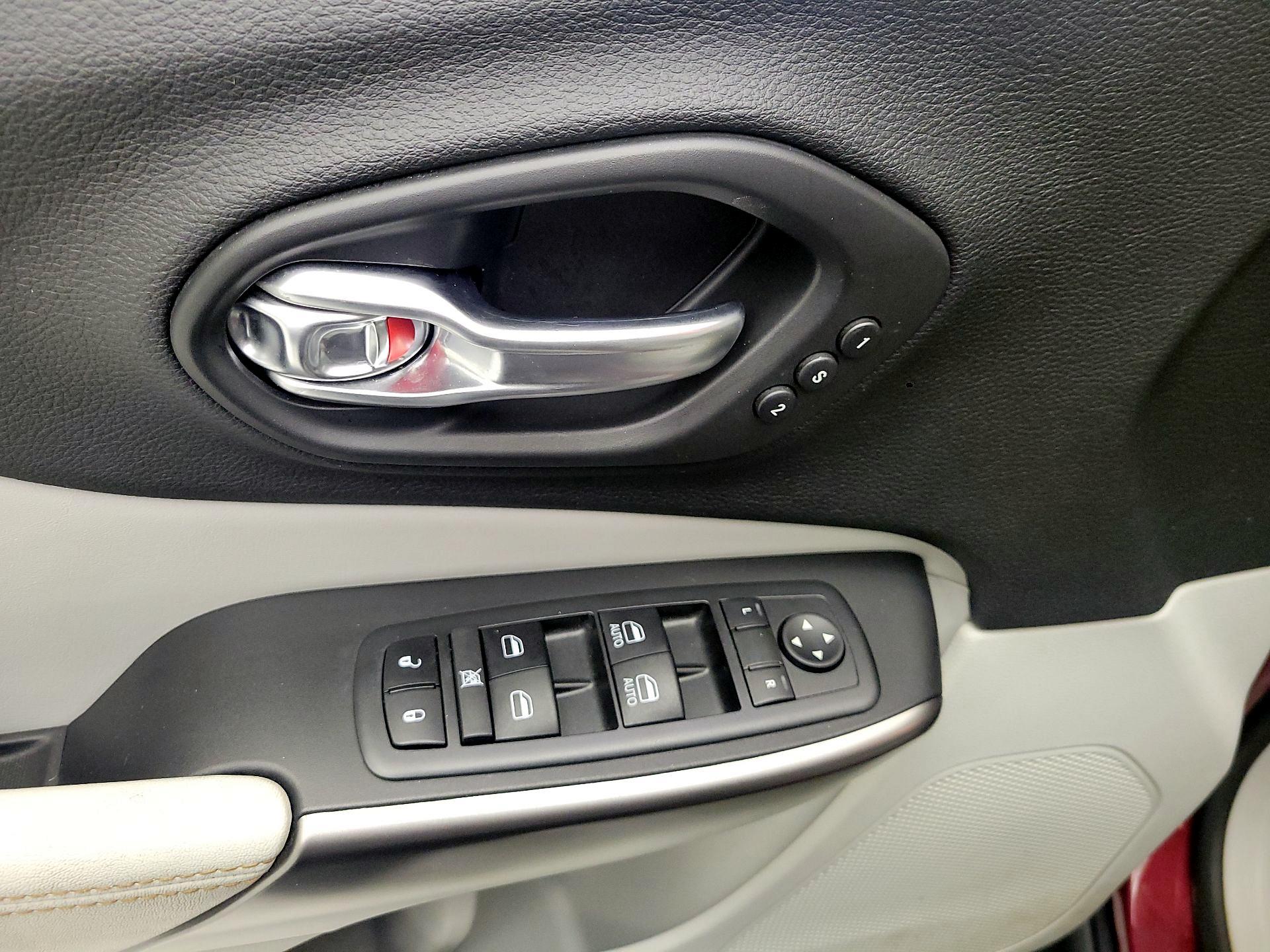 Thumbnail: 2020 Jeep Cherokee - 10