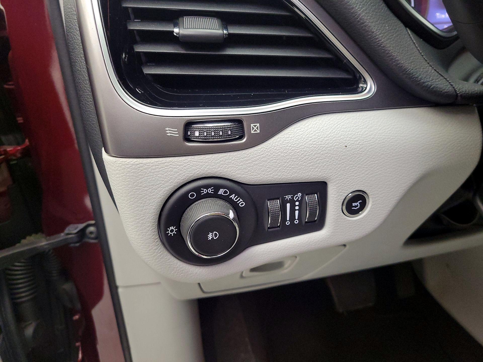 Thumbnail: 2020 Jeep Cherokee - 11