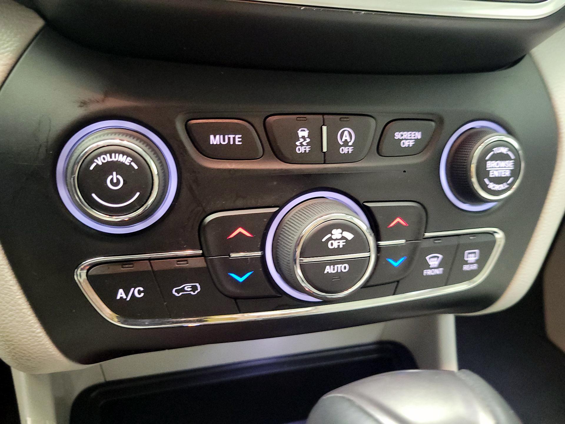 Thumbnail: 2020 Jeep Cherokee - 15