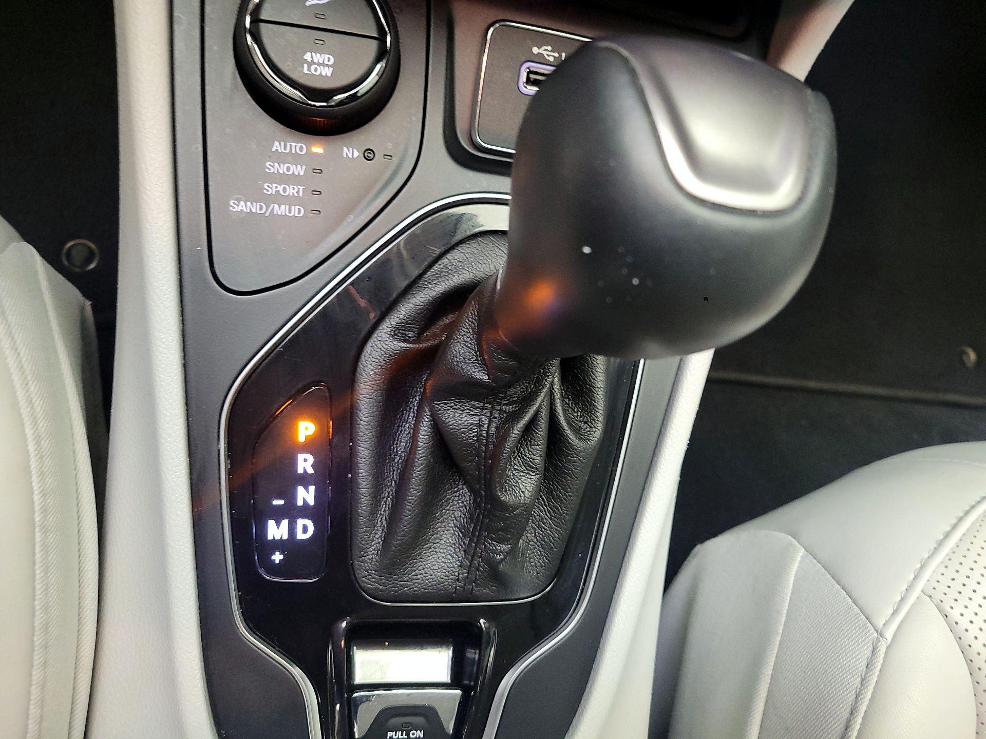 Thumbnail: 2020 Jeep Cherokee - 16