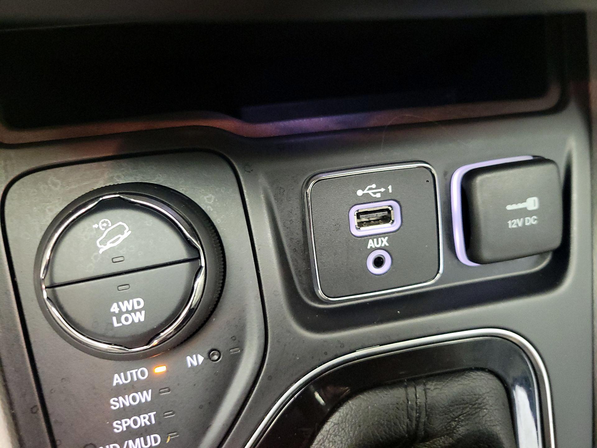 Thumbnail: 2020 Jeep Cherokee - 17